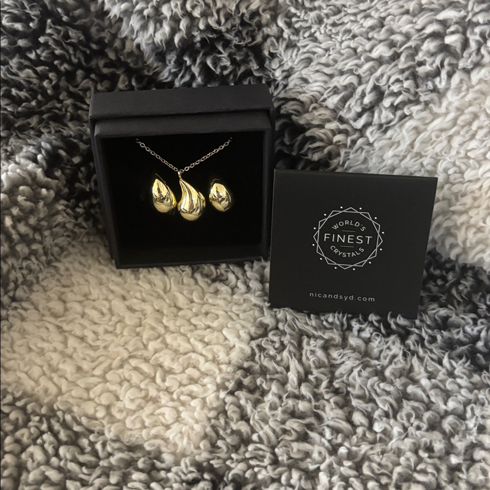 NIC & SYD Gold Tone Droplet Teardrop Earrings and Necklace Set